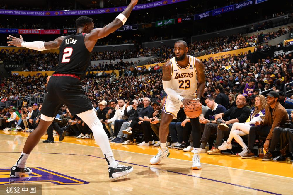 外围防守迫 外围防守迫